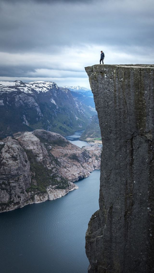 640x1136 Dangerous Hanging Mountain Cliff Nature Scenery - lake iPhone Wallpaper