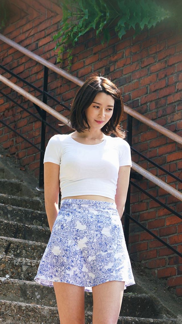 640x1136 Kpop Girl Kwon Nara Hellovenus Jean Walking - girl iPhone Wallpaper