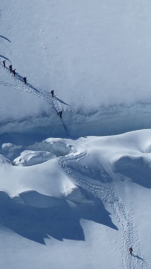 640x1136 Snow Mountain Hiking Nature Winter White - shadow iPhone Wallpaper