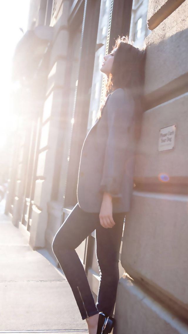 640x1136 Street Photography Model Fashion Sunshine Cool - modern iPhone Wallpaper
