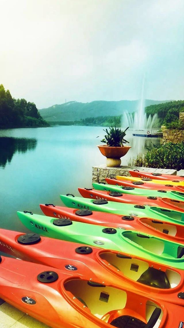 640x1136 Summer Canoeing In Place Calm River Bank - clean iPhone Wallpaper