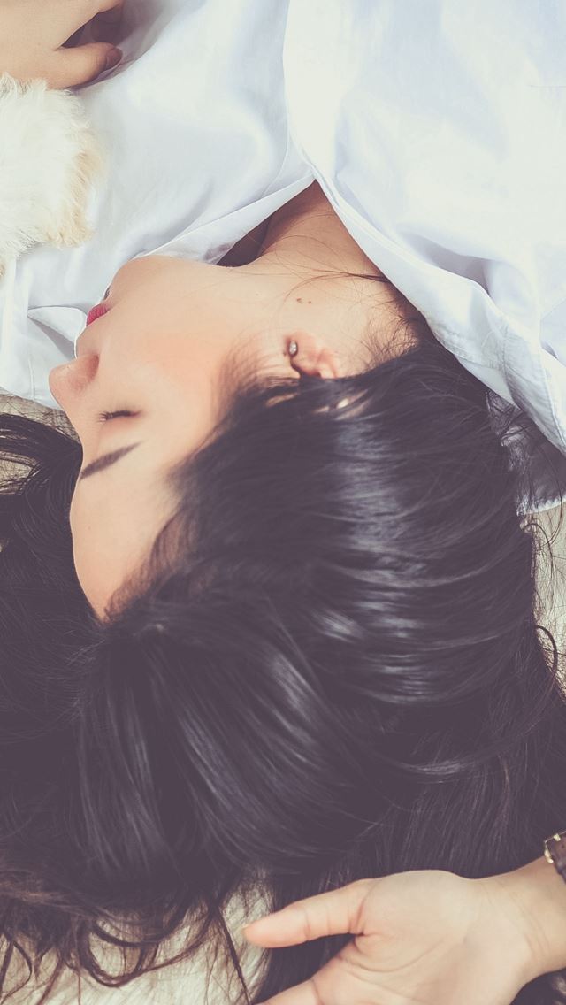 640x1136 Girl Lies Shirt Loose Hair - shirt iPhone Wallpaper