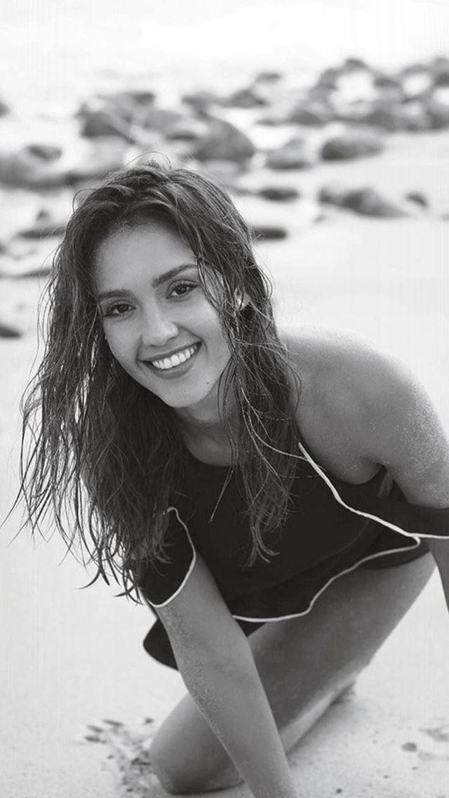 640x1136 Jessica Alba Beach Bw Dark Model Celebrity - gray iPhone Wallpaper