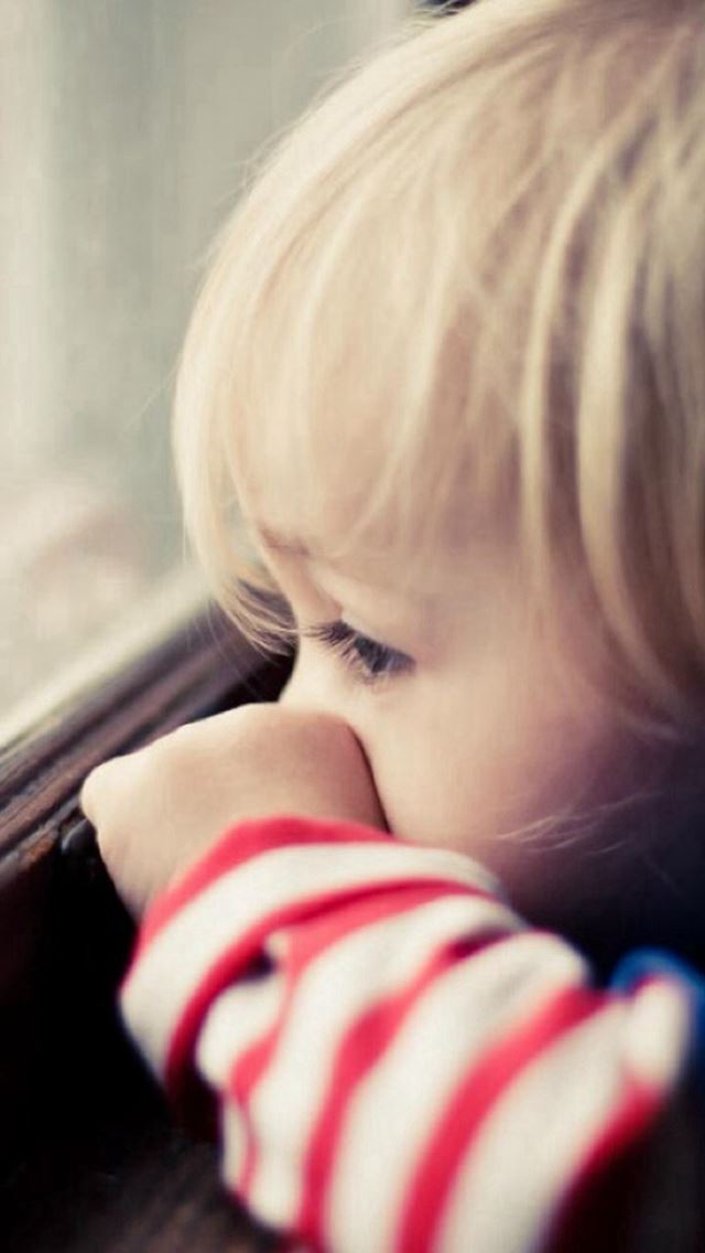 640x1136 Naive Cute Little Boy Watching Window - naive iPhone Wallpaper