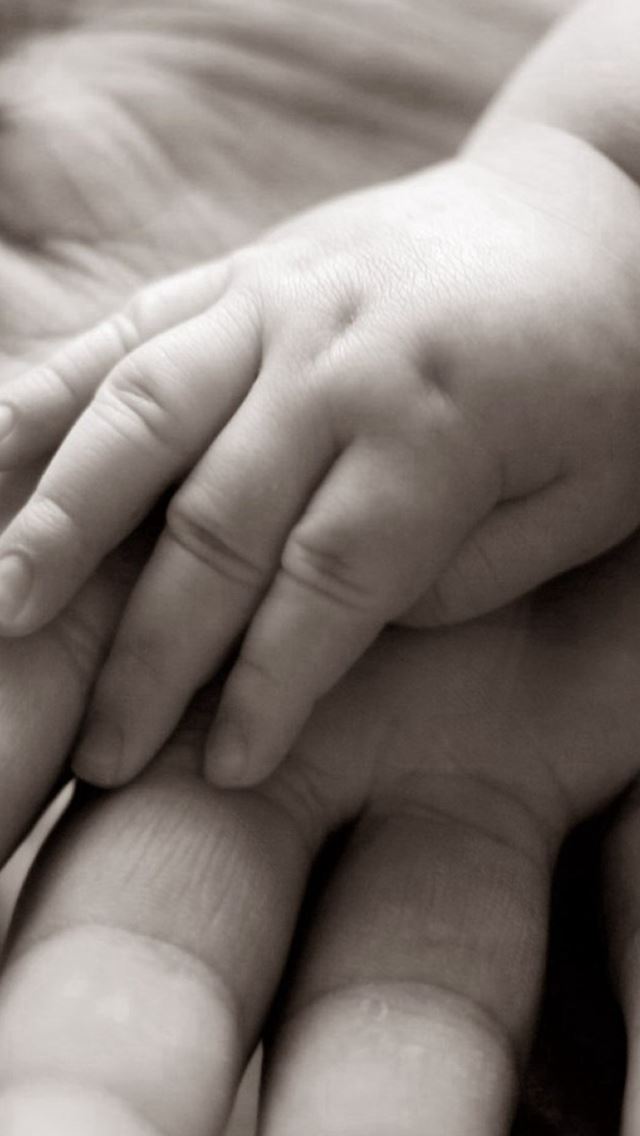 640x1136 Warm Baby Hands In Parent - baby iPhone Wallpaper