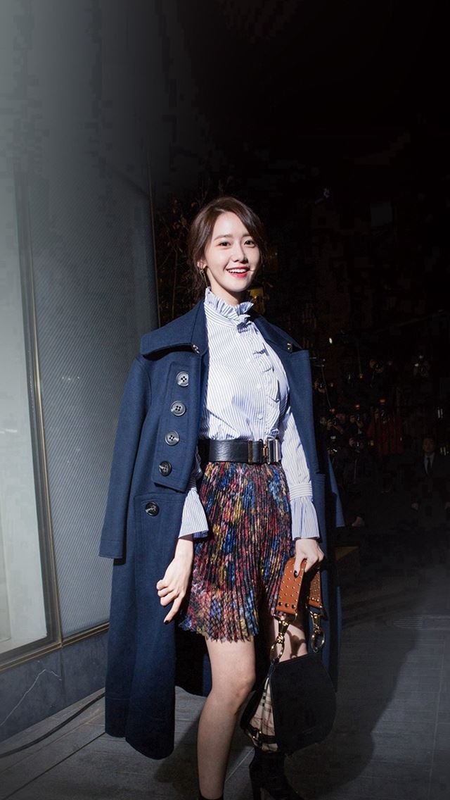 640x1136 Kpop Snsd Yoona Smile Walking Photography - photography iPhone Wallpaper