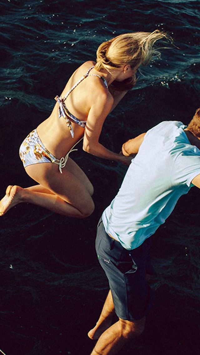 640x1136 Funny Jumping Ocean Sea Lovers - jumping iPhone Wallpaper