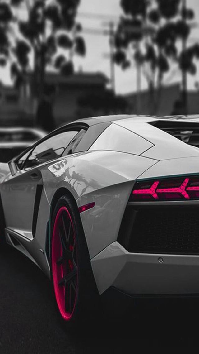 Siêu xe Lamborghini Aventador đang chờ đón bạn trong hình ảnh này. Chiêm ngưỡng vẻ đẹp của nó và cảm nhận điều kỳ diệu mà nó đem lại. Hãy trải nghiệm và thưởng thức những gì mà chiếc siêu xe này mang lại. 