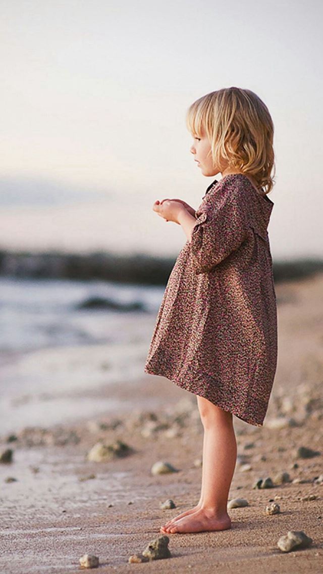 640x1136 Cute Lovely Little Girl Beach Watching - naive iPhone Wallpaper