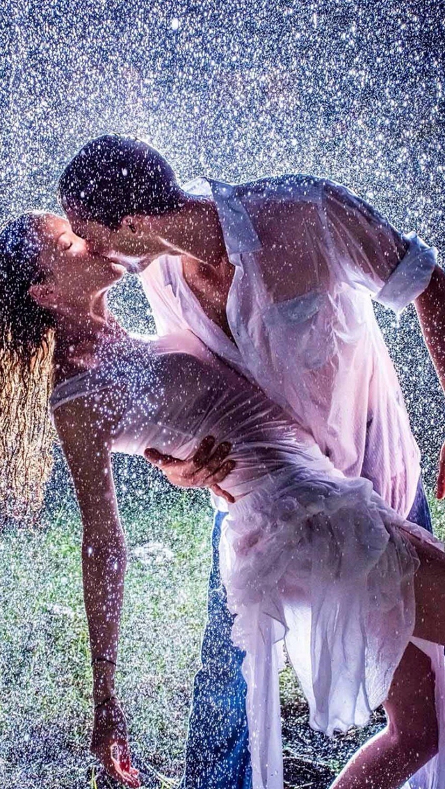 Raining Kissing Lovers Romantic Ground iPhone wallpaper 