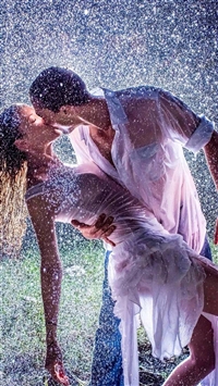 Raining Kissing Lovers Romantic Ground wallpaper