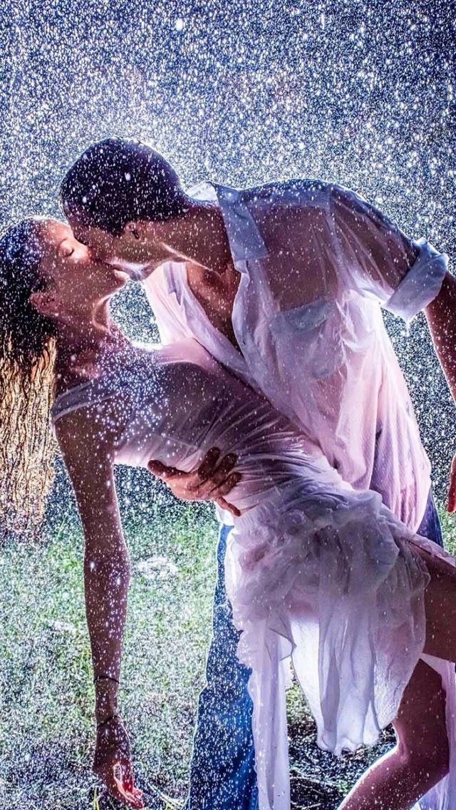 640x1136 Raining Kissing Lovers Romantic Ground - romantic iPhone Wallpaper