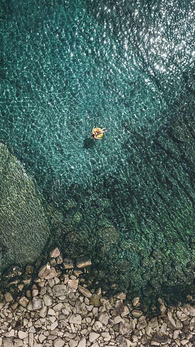 640x1136 Crystal Lake Water Rock River Bank Landscape - lake iPhone Wallpaper