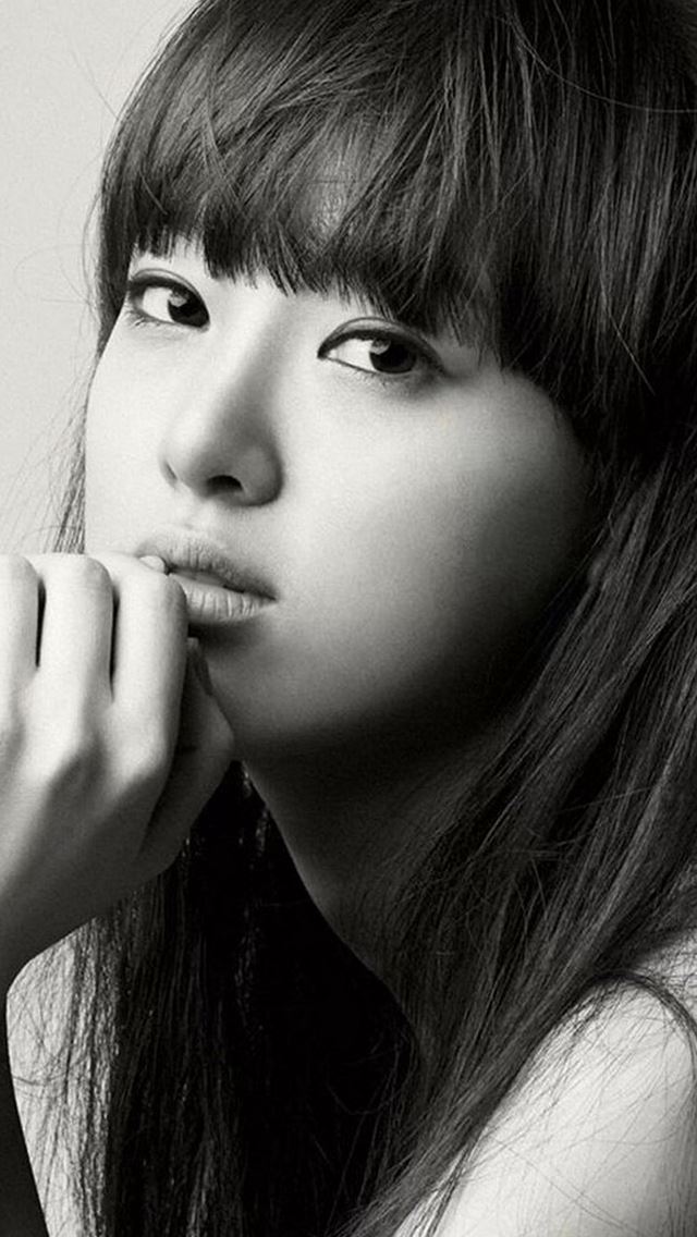640x1136 Cute Young Girl Grayscale Photography - photography iPhone Wallpaper