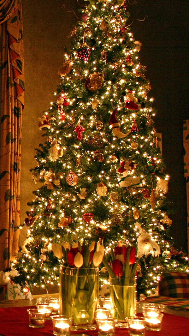 Christmas tree iPhone wallpaper 