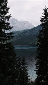 Exploring Lake Eibsee wallpaper