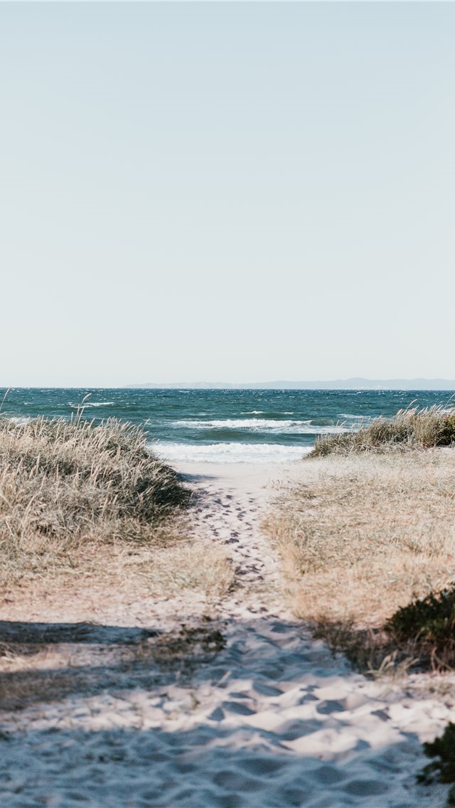 640x1136 37 seconds before jumping in - sand iPhone Wallpaper