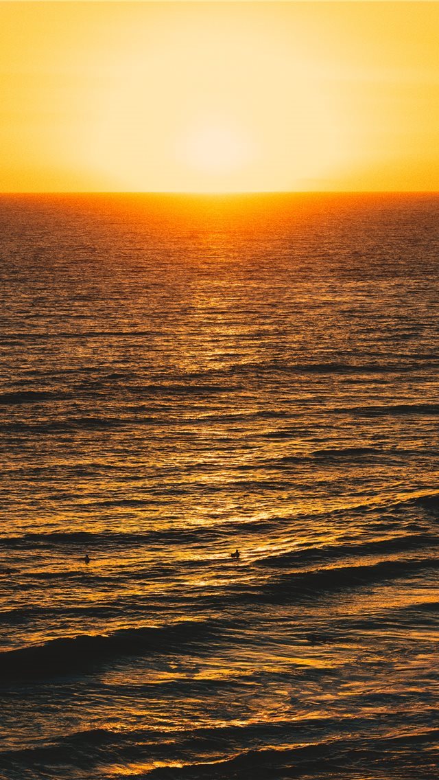 640x1136 Surfers - sky iPhone Wallpaper