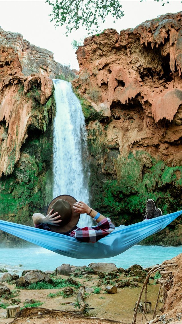 640x1136 Paradise in the desert - pool iPhone Wallpaper