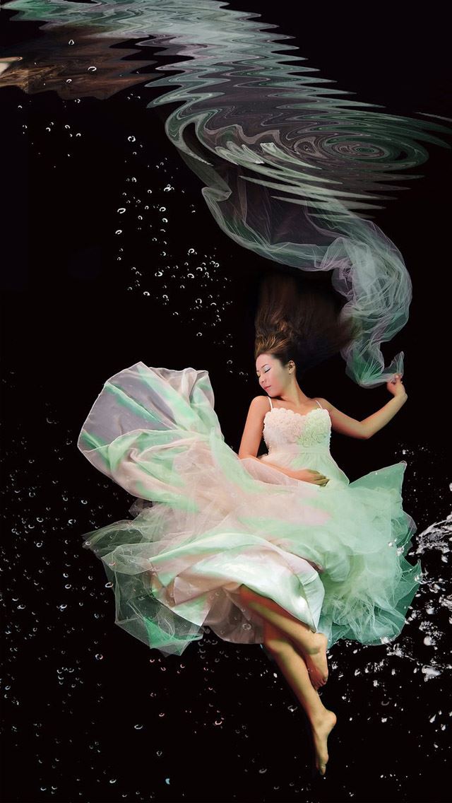 640x1136 Underwater dancers -  iPhone Wallpaper