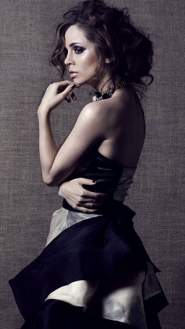 640x1136 Eliza Dushku - relax iPhone Wallpaper