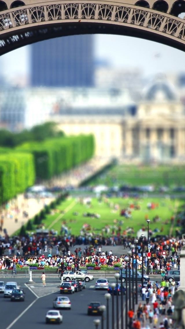 640x1136 Eiffel Tourists -  iPhone Wallpaper