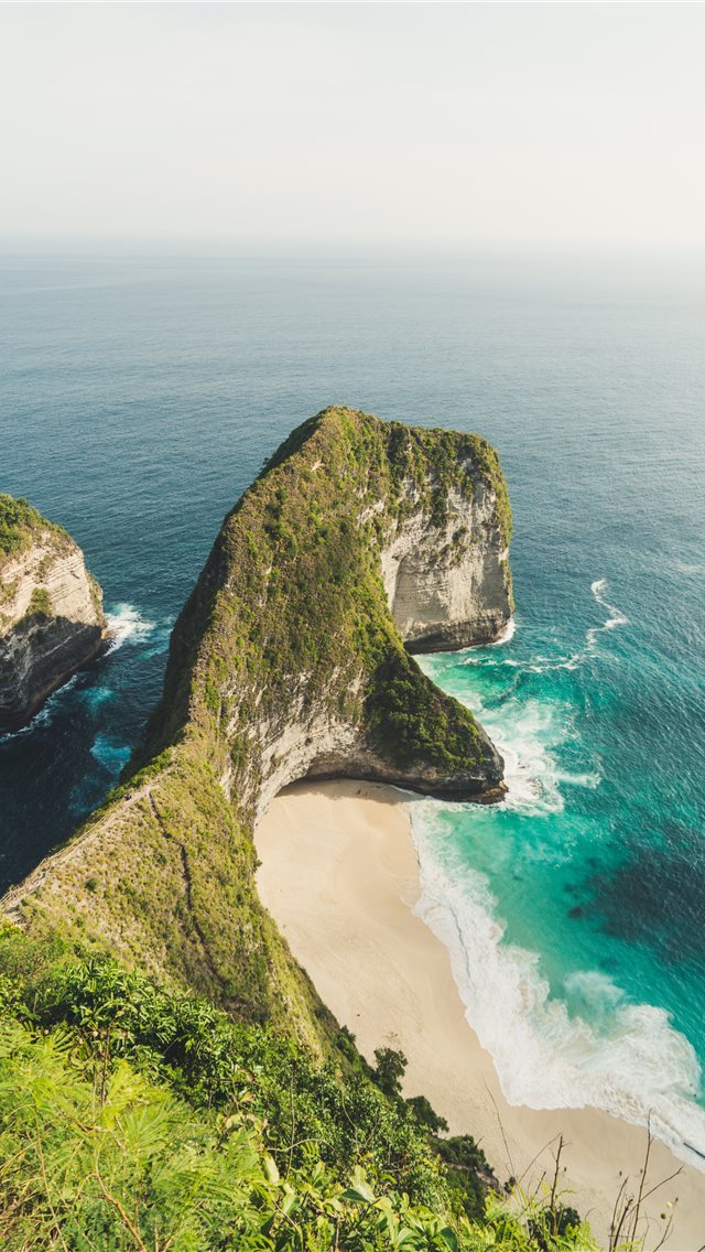 640x1136 Kingkling beach in Nusa Penida - hike iPhone Wallpaper