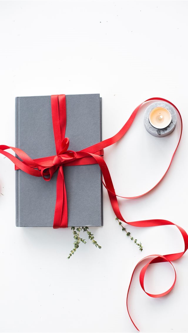 640x1136 A book for Christmas - candle iPhone Wallpaper
