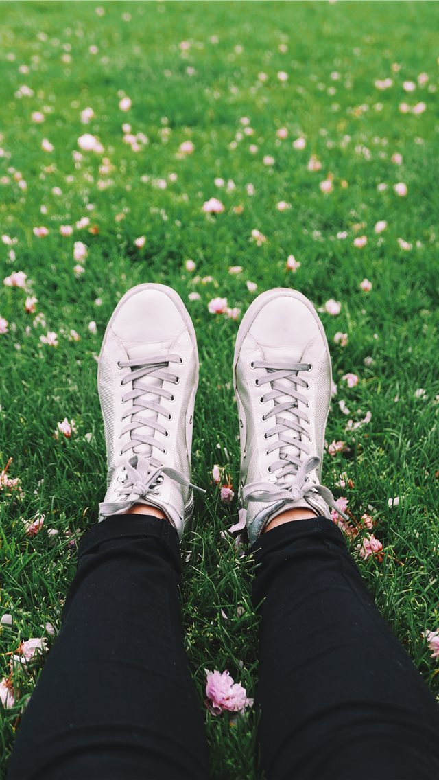 640x1136 Chilling in the park - relax iPhone Wallpaper