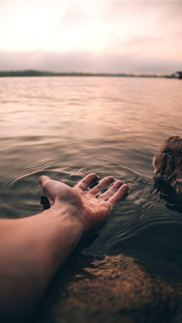 640x1136 Feeling the Water - hand iPhone Wallpaper