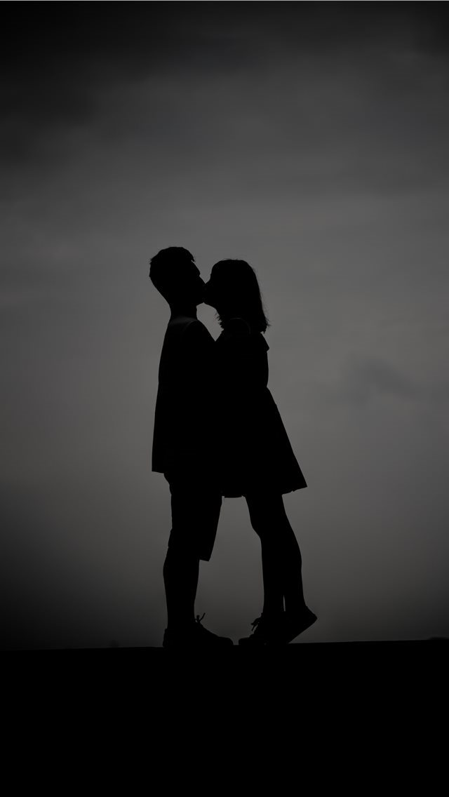 640x1136 A pair of lovers who are kissing  - romantic iPhone Wallpaper