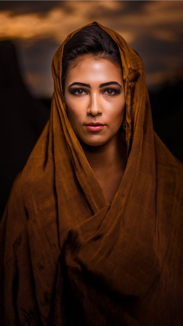 640x1136 Woman in the light - girl iPhone Wallpaper