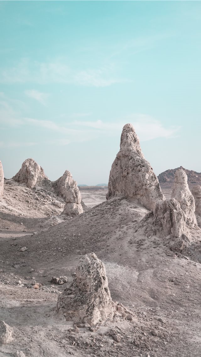 640x1136 Trona Pinnacles - sand iPhone Wallpaper