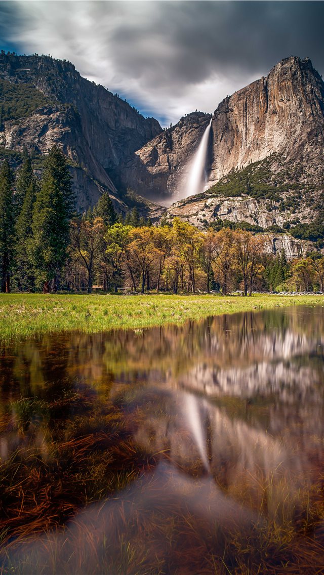 Yosemite Falls iPhone wallpaper 