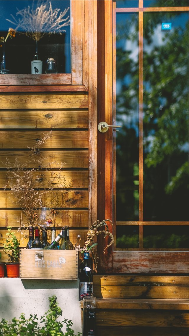 640x1136 Wine Shop - restaurant iPhone Wallpaper