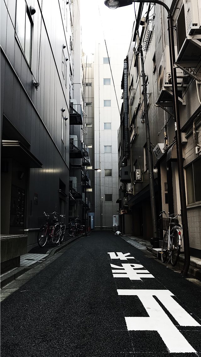 640x1136 Japan  Chiyoda City - road iPhone Wallpaper