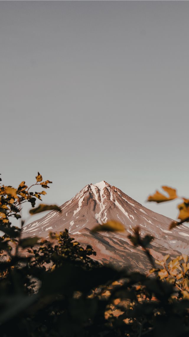 Autumn  Vilyuchinsky volcano  iPhone wallpaper 