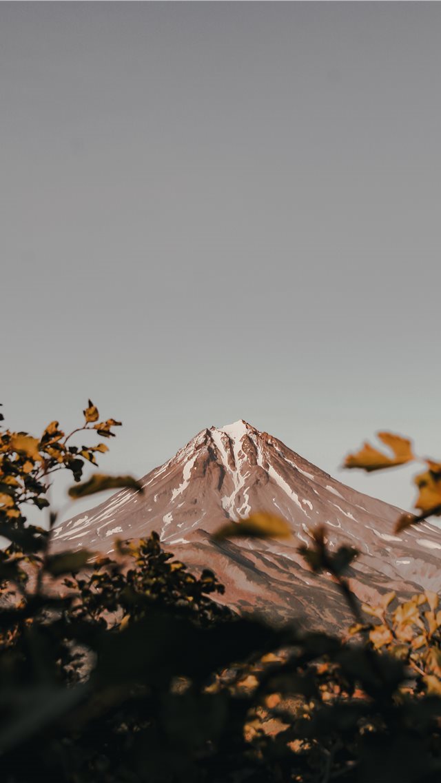 640x1136 Autumn  Vilyuchinsky volcano  - russia iPhone Wallpaper