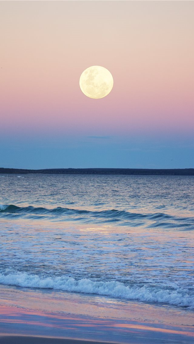 640x1136 The nearly full moon rising over Jervis Bay  Austr... - sea iPhone Wallpaper