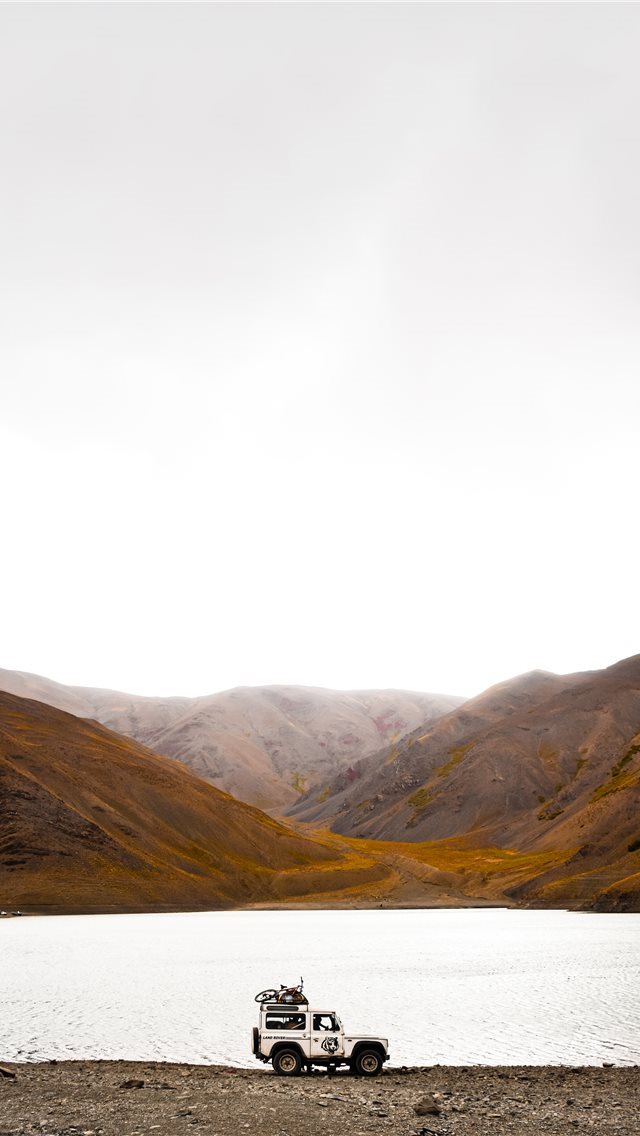640x1136 Like dream in the lake - hill iPhone Wallpaper