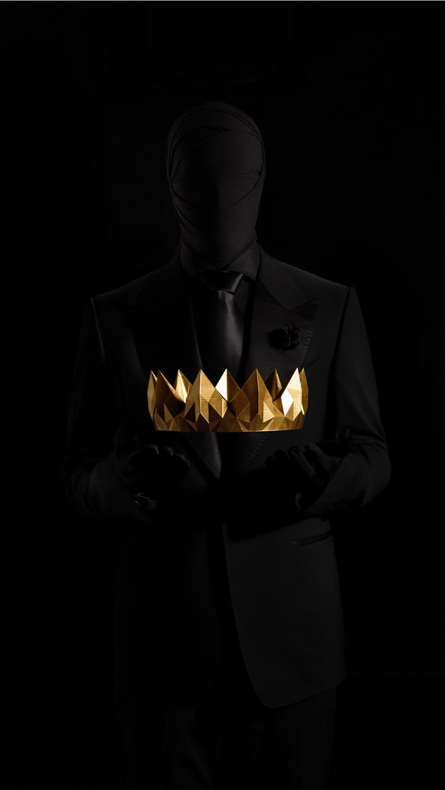 640x1136 Silhouette holding gold crown -  iPhone Wallpaper