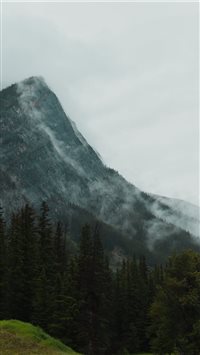 Mountains in Banff National Park wallpaper