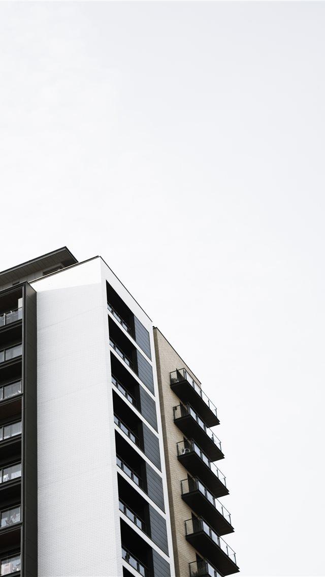 640x1136 Mile End Road London United Kingdom - buildings iPhone Wallpaper