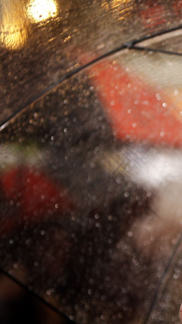 640x1136 Umbrella blur - bokeh iPhone Wallpaper