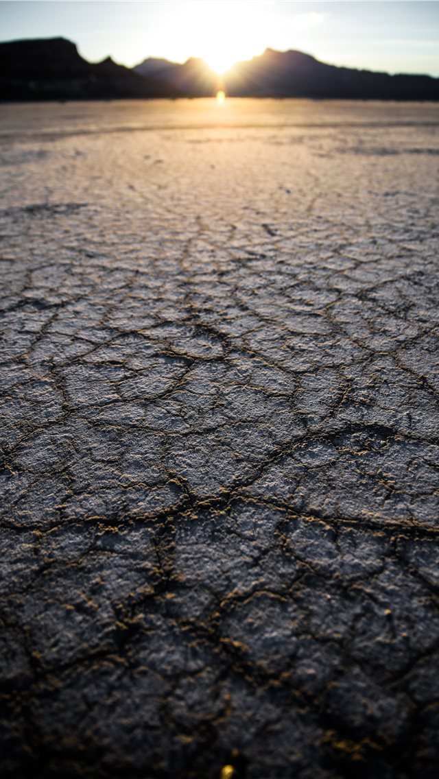 640x1136 selective focus photography of dry soil - desert iPhone Wallpaper