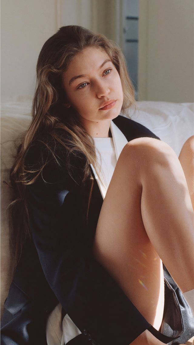 640x1136 gigi hadid british vogue 2020 4k - vogue iPhone Wallpaper