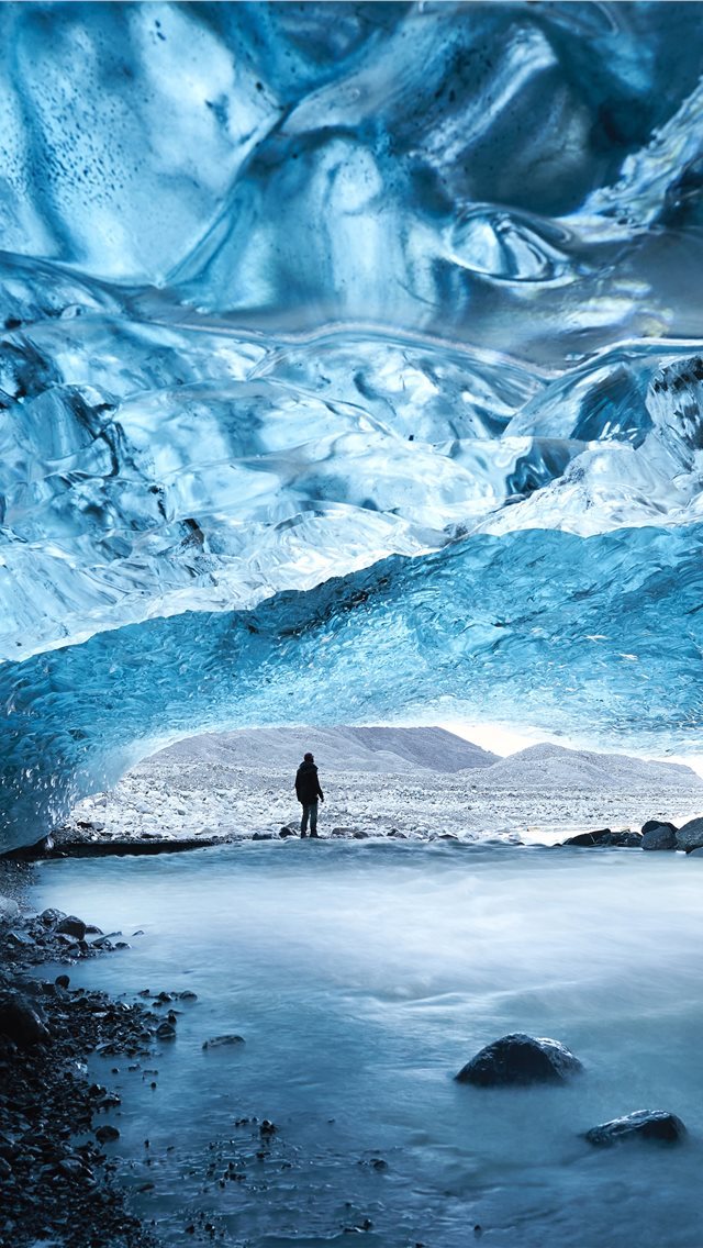 640x1136 man under cake - iceland iPhone Wallpaper