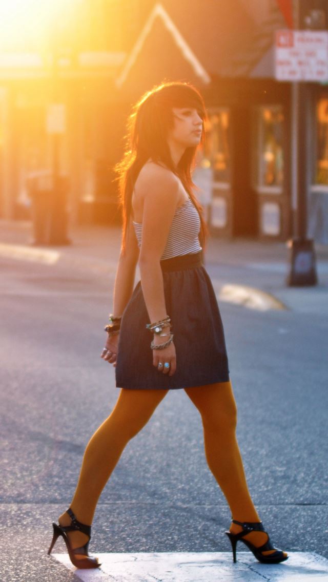640x1136 Girl crossing the street - walk iPhone Wallpaper