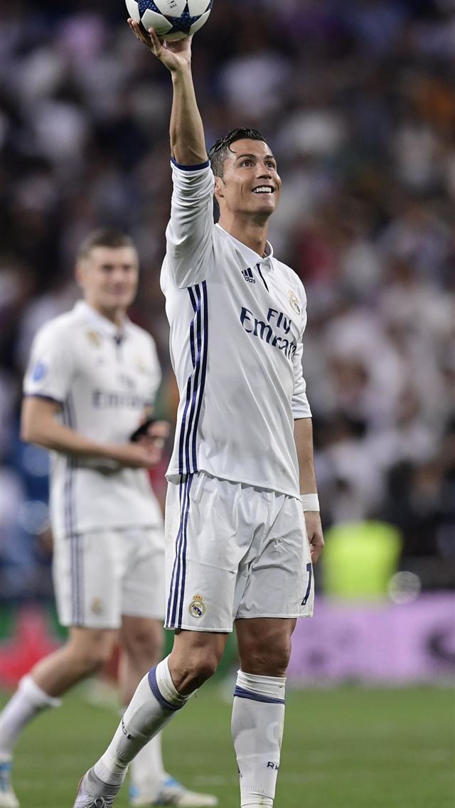Cristiano Ronaldo praises Real Madrid's team ethic... iPhone wallpaper 