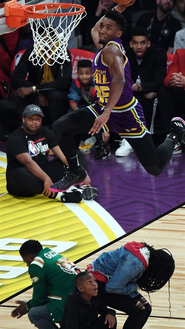 640x1136 Donovan Mitchell Jumping Over His Sister Kevin Har... - basketball celebrity iPhone Wallpaper